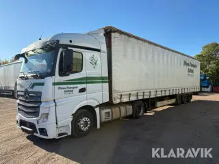 Lastbil Mercedes-Benz Actros med gardintrailer