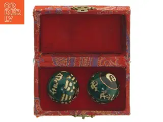 Cloisonné kugler med broderet æske (str. 10,5 cm)