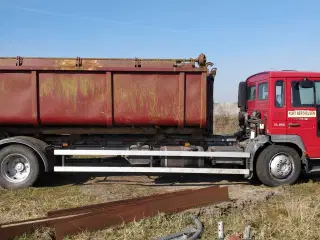 Container med låg til krog og wire