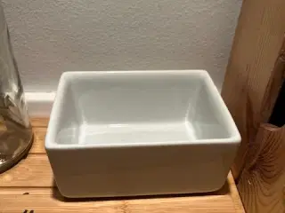 Solid, rektangulær skål i hvidt porcelæn