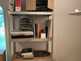 Reol med indhold af vareprøver m.m.