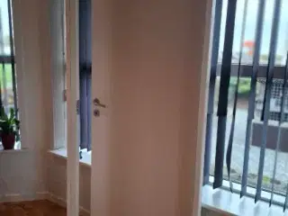 Dør med karm uden greb sælges