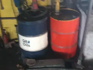 2 stk 50 l olietønder m pumpe
