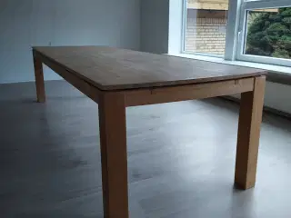 Spisebord massiv eg: 3 meter langt 