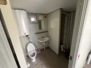 Skur til 4 mand 2 rum med omklædning samt toilet m