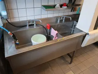 Rustfri stålvaske med armatur