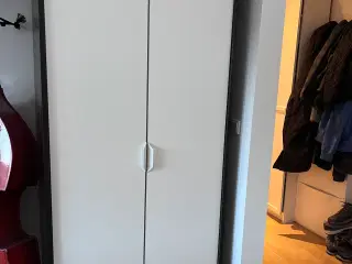 2 ens Ikea skabe