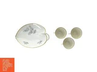 Fad og kaffekopper fra Kjøbenhavns Porcellains Maleri (str. Fad 25 x 18 x 4 cm t kop 8 x 6 cm)
