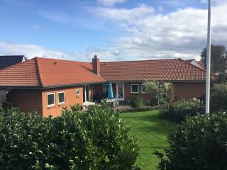 Dejlig varmt hus, med have der grænser op til grønne arealer.