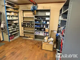 Stål reoler med indhold