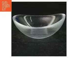 Glasskål fra Royal Copenhagen (str. Størrelsen er ikke angivet, men fadet ser større ud end en almindelig tallerken.)