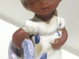 Porcelænsfigur - Kvinde med badering i hånden