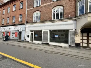 Flot og velbeliggende butikslokaler i Frederiksberg på Falkoner Alle.