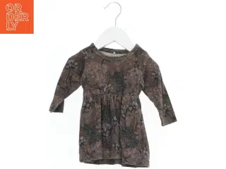 Børnekjole med blomstermønster fra Name It (str. 62)