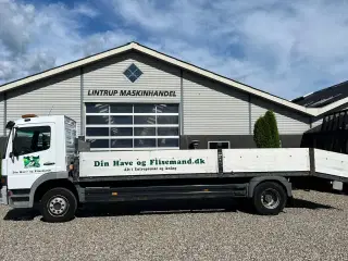 Mercedes Atego  Knæklad 7.5m, med rampe i fuld brede i bag.
