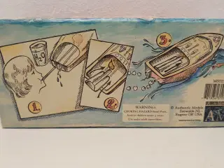 Vintage blikbåd drevet af stearinlys. Som ny.