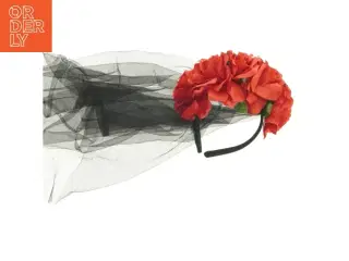 Hårdbøjle med røde blomster og sort slør (str. 11 cm)