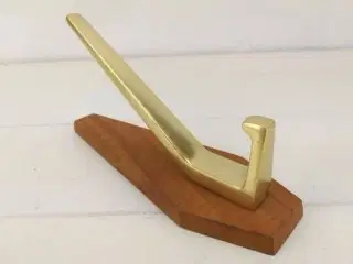 Knag i teaktræ og hvad der ligner messing.