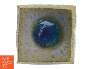 Dekorativ keramikkvadrat med blå glasdetalje (str. 7,5x7 cm)