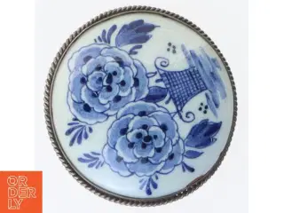 Blåt og hvidt porcelænsbroche (str. Ø 5 cm)