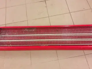 Lysarmatur i rød til 2 lysstofrør 120 cm