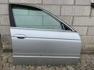 BMW E39. Højre fordør