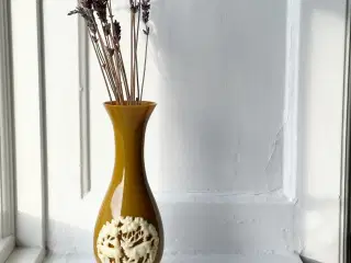 Vase, sennepsgul plast m plastrelief