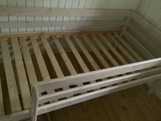 Halvhøj børneseng med stige og sengehest
