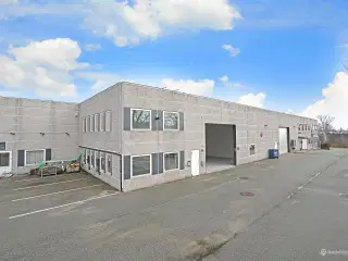 Stort og højloftet lagerlokale med tilhørende kontorlokale.