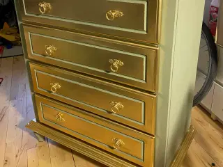 Nyistandsat robust kommode i grøn og guld