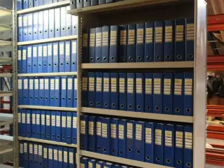 9 fag lagerreoler uden indhold samt ekstra hylder