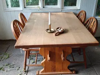 Spisebord med fire stole i egetræ.