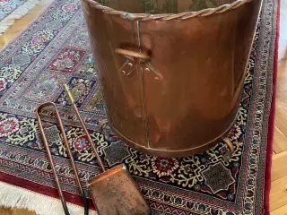 Brændespand med tang og skovl i kobber 