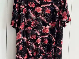 Blomstret t-shirt fra Studio Clothing