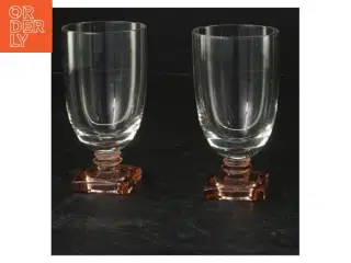 Glas vaser på firkantet fod (str. 2 styk. ø. 5,5 cm. længde. 10,5 cm)