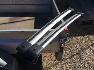 Thule tag / skiboks + tagbøjler !