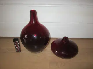 2 skønne røde  vaser, den største 21 cm i H samlet