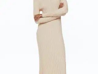 Lækker strikkjole med rund hals fra H&M