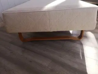 2 boksmadrasser med fine træfødder,