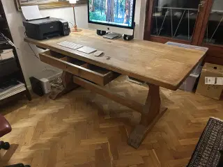 Skrivebord i 50 mm massiv egetræ 