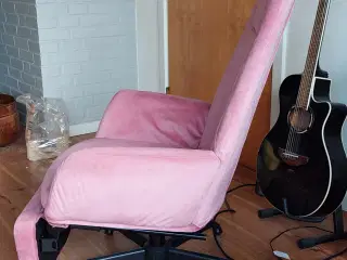 Lyserød stol med dreje funktion