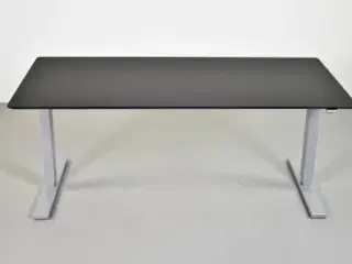 Hæve-/sænkebord med sort linoleums fsc plade på alu stel
