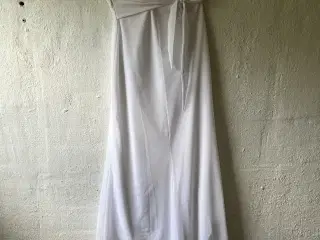 Hvid lang nederdel og tørklæde