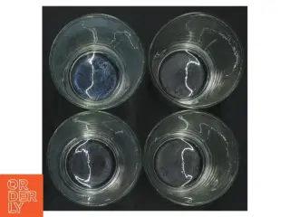 Grønlige glas med graveret blomstermotiv (str. H. 9,5 cm. ø. 6,5 cm)