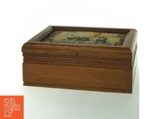Trææske med broderet låg (str. 21x17 cm)