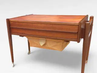 Elegant Teak Sybord/Sidebord fra 1960’erne – Dansk