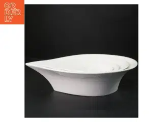 Sæt med fire hvide keramiske fade fra Blomsterberg (str. 35&28&20&12,5 cm)