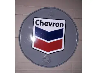 Rund metal skilt med Chevron logo