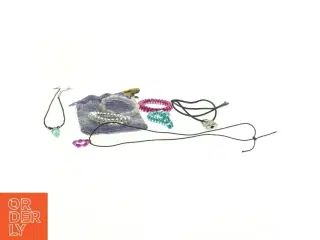 Smykkesæt med forskellige accessoires (str. 11 x 8 cm)