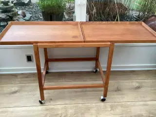 Bakkebord med aftagelige bakker.